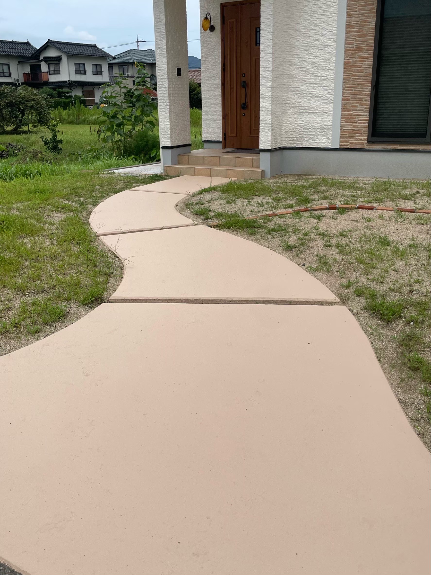 外壁と共に玄関アプローチも大変身！