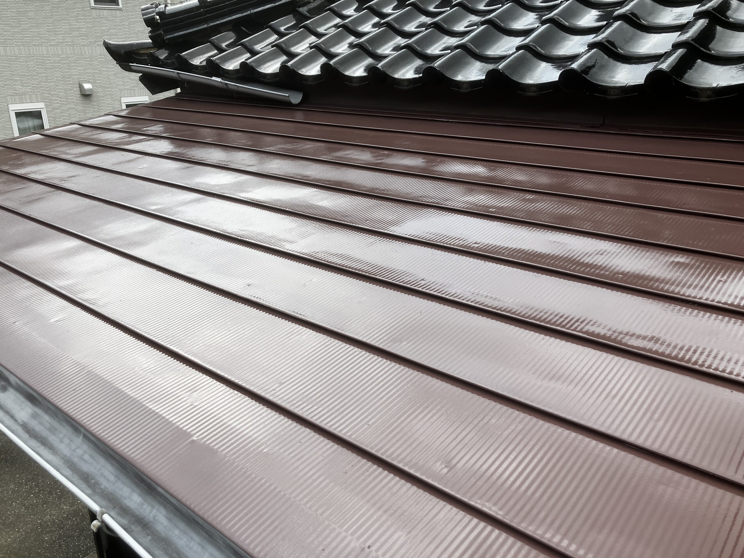 築約40年！瓦棒もこの通り　遮熱塗料で上昇温度の緩和！