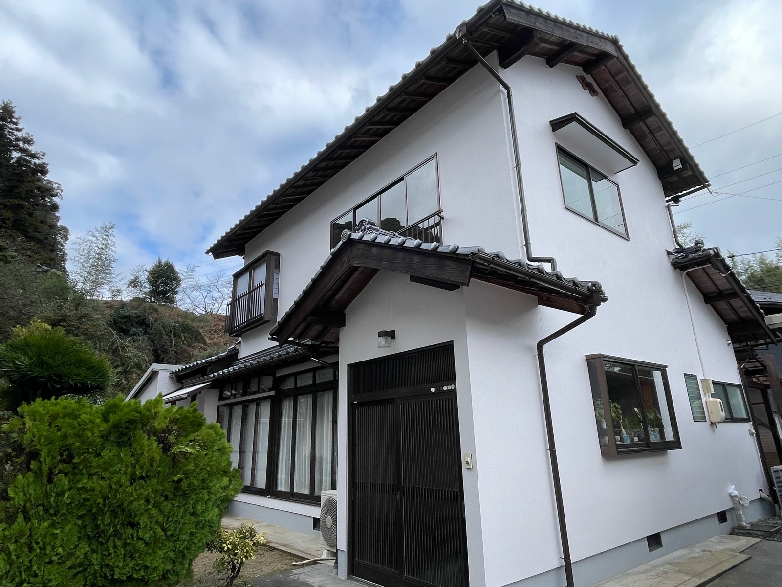 くすみ外壁を明るく一新！ベージュ外壁から清潔感あるホワイトピンクへ劇的リフォーム