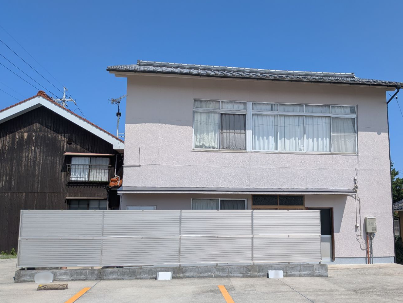 色あせた外壁を塗り替え、明るくすっきりとした住まいに
